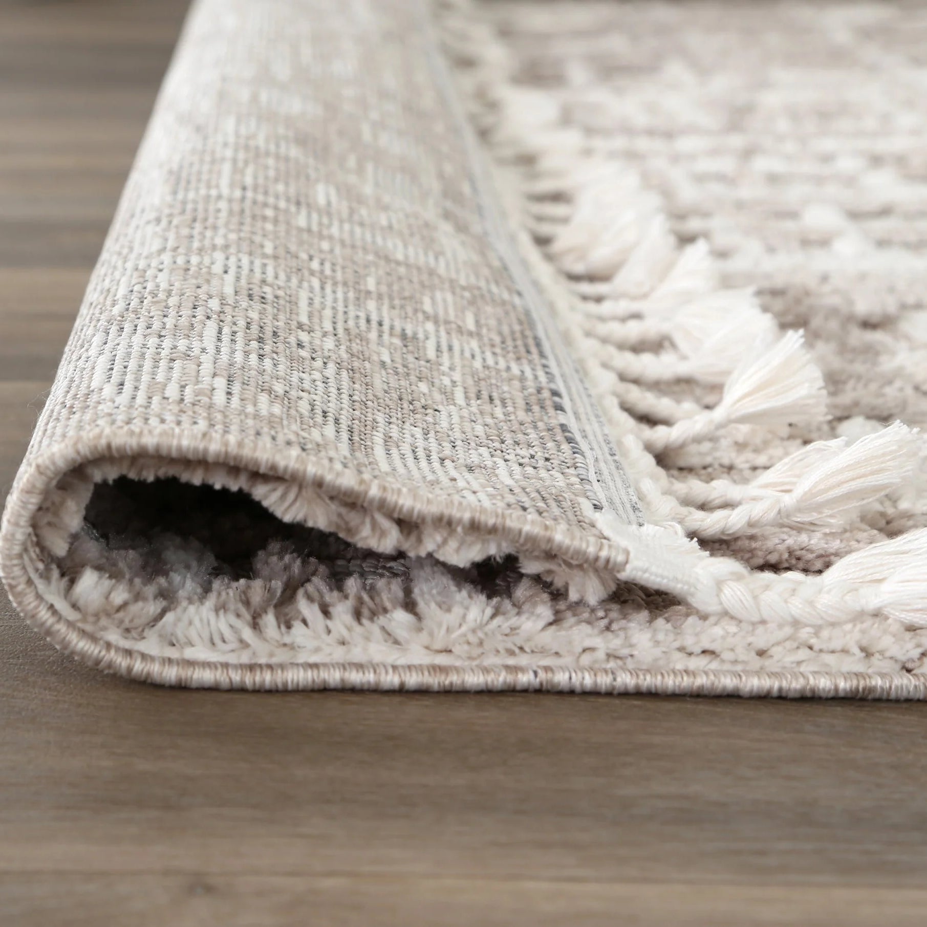 Image displaying both the top and bottom sides of the Bilbao rug, illustrating its design continuity and quality finish.