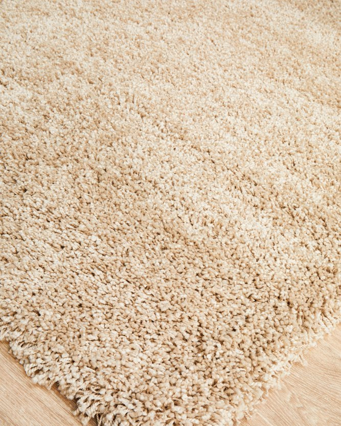 Detailed view of the Laguna Rug's texture in Linen, highlighting the fine polypropylene construction and its plush 40mm pile.