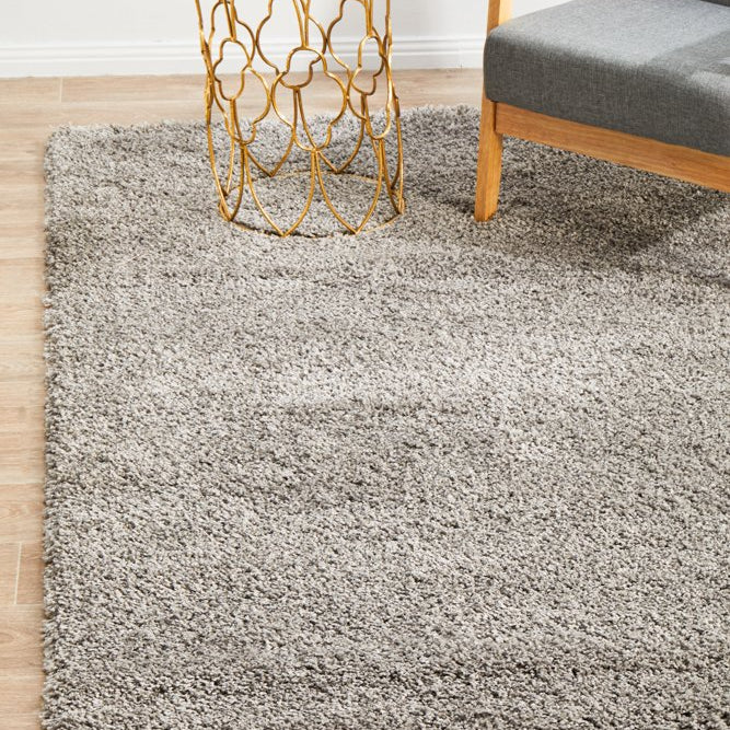 Focused image capturing the finely crafted edges of the Laguna Rug in Silver, showcasing its durability and fine craftsmanship.