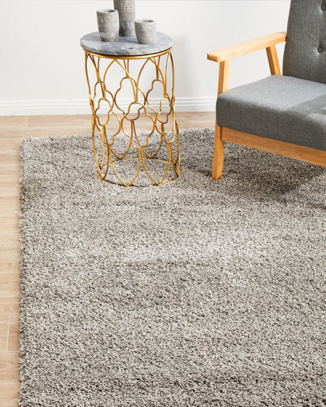 Focused image capturing the finely crafted edges of the Laguna Rug in Silver, showcasing its durability and fine craftsmanship.