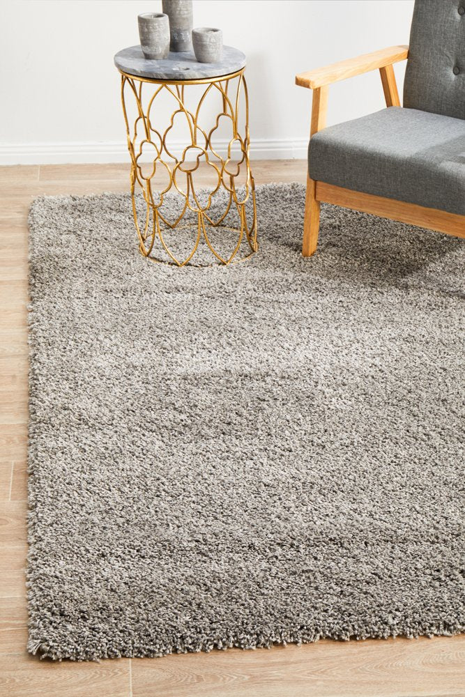 Focused image capturing the finely crafted edges of the Laguna Rug in Silver, showcasing its durability and fine craftsmanship.