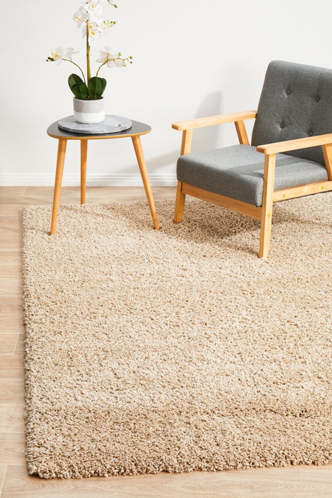 Focused image capturing the edge of the Laguna Rug in Linen, showcasing the rug's durability and fine craftsmanship.